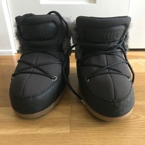 LIKE NEW - Moon Boots, ankle size